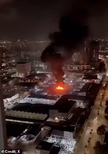 Những đoạn video ghi lại vụ việc cho thấy khói lửa bốc lên ngùn ngụt từ các phương tiện và những chiếc xe bị thiêu rụi sau đó. Ảnh: X.