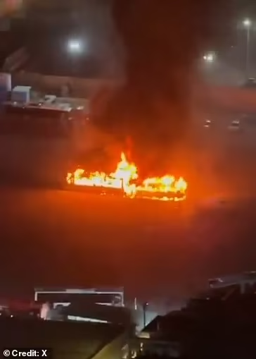 Theo một quan chức quốc phòng Israel, các thiết bị nổ đã bị cài đặt nhầm giờ nên tránh được thương vong do xe buýt khi đó không có người bên trong. Ảnh: X.