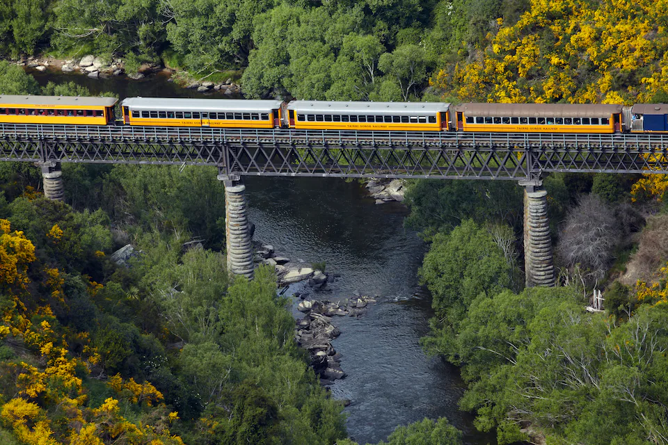 Tuyến đường sắt ở New Zealand có phong cảnh tuyệt đẹp. Quốc gia này nổi tiếng với cảnh quan thiên nhiên vô cùng ấn tượng. Ảnh: Telegraph.