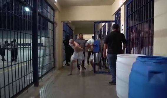 Nhà tù trị giá 100 triệu USD này là trại giam lớn nhất ở Mỹ Latinh, được xây dựng trong khoảng thời gian bảy tháng vào năm 2022 như một phần trong kế hoạch của Tổng thống Bukele nhằm trấn áp các băng đảng đường phố sau khi hơn 60 người bị sát hại vào ngày 26/3/2022.