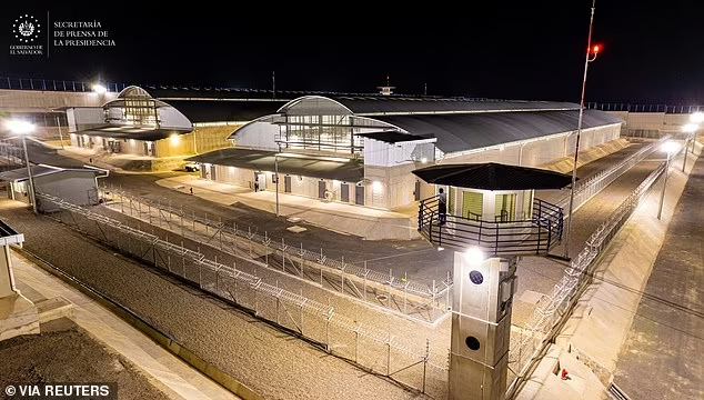 Daily Mail đưa tin, theo người phát ngôn Bộ Ngoại giao Mỹ Tammy Bruce, Tổng thống El Salvador Nayib Bukele đã đề nghị cho Mỹ thuê một khu phức hợp nhà tù ở El Salvador làm nơi giam giữ những người nhập cư trái phép bị Washington trục xuất cũng như những tên tội phạm bạo lực hiện đang bị giam giữ tại Mỹ. (Nguồn ảnh: Daily Mail/Reuters/El Salvador's Presidency Presso)