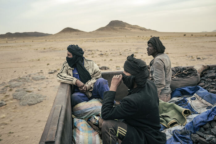 Những người chăn cừu Mauritania đi tàu chở quặng sắt trở về Nouadhibou.