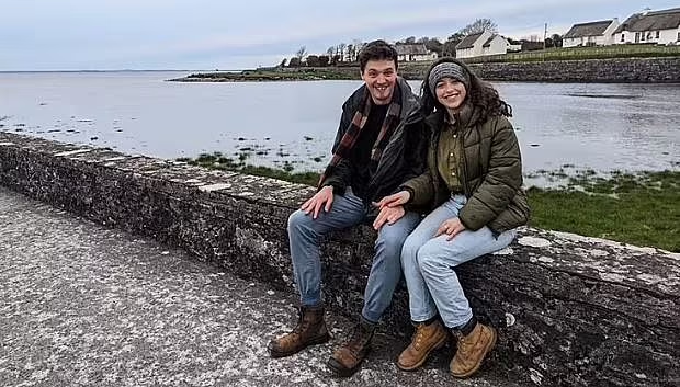 "Tôi nghĩ chúng tôi sẽ được ngắm hoàng hôn, ngắm sao mà không bị ô nhiễm ánh sáng, cùng thư giãn với việc đọc sách dưới ánh nến", Camille chia sẻ. Ảnh: DM.