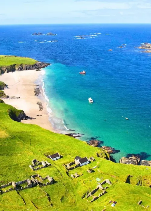 Họ đính hôn trên đảo Inis Mor thuộc quần đảo Aran. Cả hai đều có tình yêu thiên nhiên và luôn mong ước được đảm nhận công việc trên đảo Great Blasket. Ảnh: Instagram.