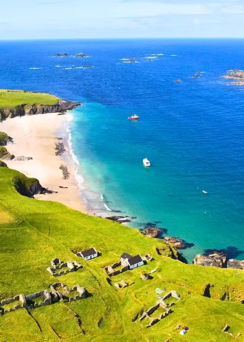 Họ đính hôn trên đảo Inis Mor thuộc quần đảo Aran. Cả hai đều có tình yêu thiên nhiên và luôn mong ước được đảm nhận công việc trên đảo Great Blasket. Ảnh: Instagram.