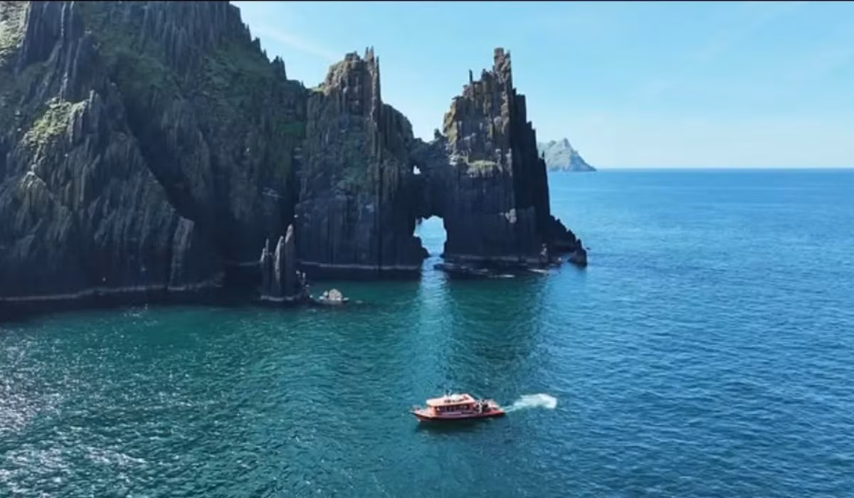 Họ kết hôn tại Boston và chuyển về Ireland vào năm ngoái. Họ mong muốn được ở trên đảo Great Blasket một thời gian và trải nghiệm một cuộc sống khác. Ảnh: Instagram.