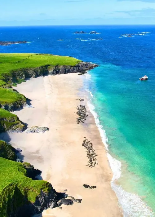 Du khách chỉ có thể đến hòn đảo bằng thuyền. Trên đảo không có ô tô. Họ phải lấy nước từ suối và đun sôi, điện dùng cho điện thoại và đèn pin được tạo ra từ một tuabin gió nhỏ. Ảnh: Instagram.