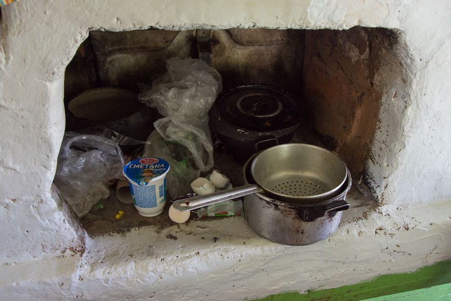 Khu bếp trong ngôi nhà hơn 130 tuổi của bà Lyuska.