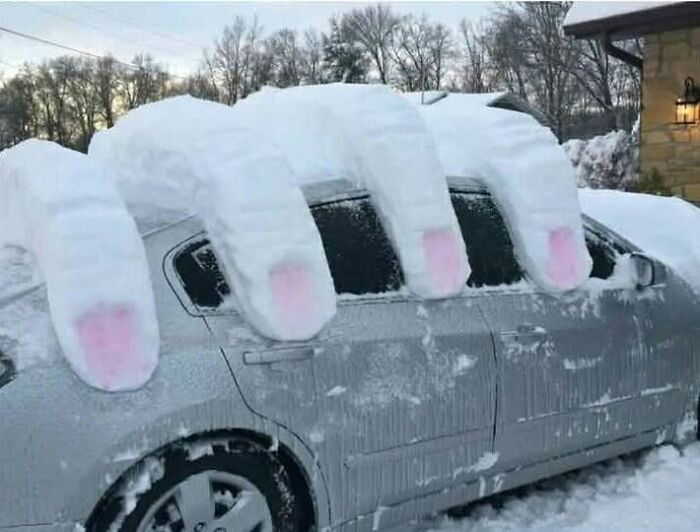 Bàn tay khổng lồ bằng tuyết giữ chặt chiếc ô tô.