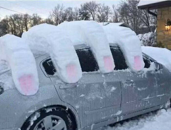 Bàn tay khổng lồ bằng tuyết giữ chặt chiếc ô tô.