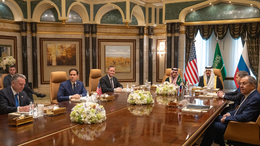 Ngày 18/2 vừa qua, các nhà ngoại giao hàng đầu của Nga và Mỹ đã có cuộc đàm phán trực tiếp tại Ả Rập Xê Út để tìm cách khôi phục quan hệ ngoại giao hai nước, đồng thời thúc đẩy các nỗ lực giải quyết xung đột Ukraine. Ảnh: Bộ Ngoại giao Mỹ/MT.