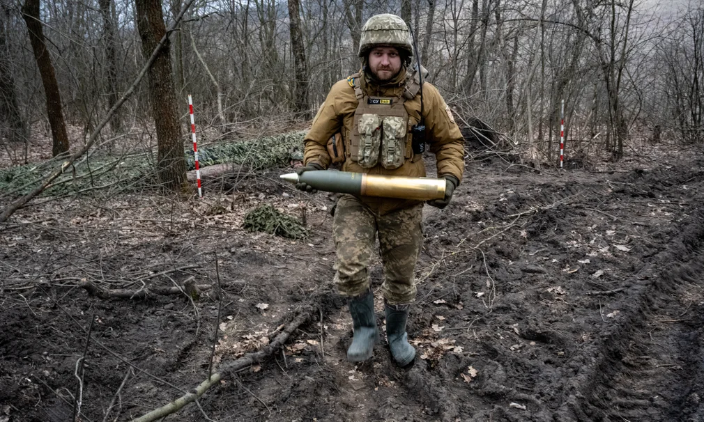 Quân đội Ukraine với khoảng 900.000 quân so với 1,3 triệu quân của Nga, đang phải đối mặt với vấn đề nhân lực nghiêm trọng. Kiev vẫn phụ thuộc lớn vào vũ khí và đạn dược từ phương Tây. Ảnh: Getty.