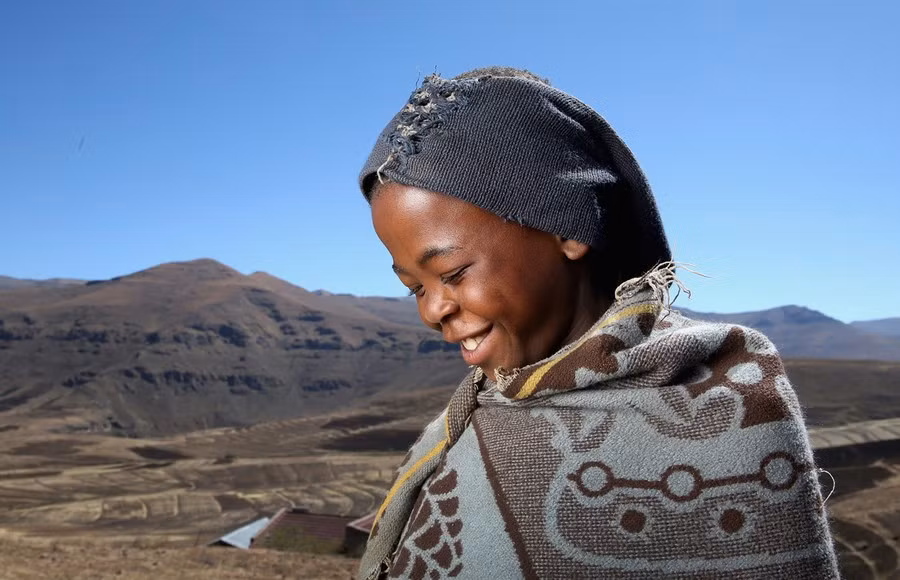 Nơi thấp nhất ở quốc gia này cao 1.400 mét. Ảnh: Một bé trai chăn gia súc trên núi trước lễ khai trương trung tâm Sentebale Mateanong ngày 14/10/2013. Trung tâm này cung cấp dịch vụ chăm sóc sức khỏe và giáo dục cho trẻ em dễ bị tổn thương ở Lesotho. 