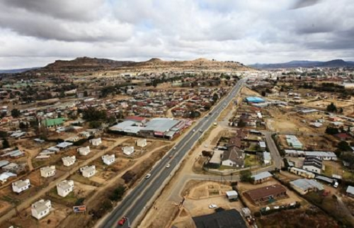 Được biết, chăn là trang phục truyền thống của người Lesotho. Ảnh: Thành phố Maseru nhìn từ trên cao ngày 9/7/2008.
