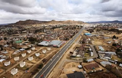 Được biết, chăn là trang phục truyền thống của người Lesotho. Ảnh: Thành phố Maseru nhìn từ trên cao ngày 9/7/2008.