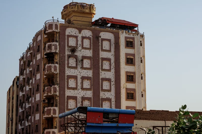 Một tòa nhà bị hư hại một phần tại khu chợ Souq Omdurman trong bức ảnh chụp ngày 8/9/2024. Ảnh: NPR.