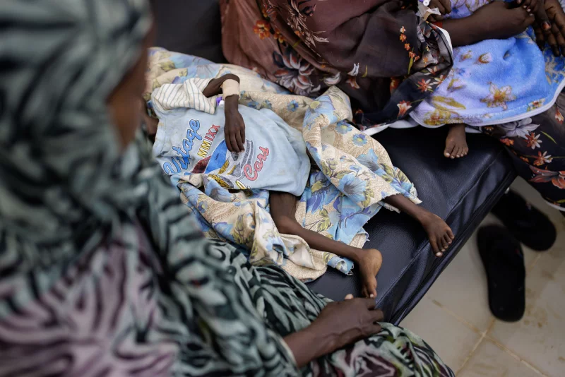Bệnh nhân tại khoa suy dinh dưỡng ở bệnh viện nhi Al-Buluk ở Omdurman ngày 5/9/2024. Theo ước tính, khoảng 150.000 người có thể đã thiệt mạng trong các cuộc giao tranh tại Sudan. Ảnh: NPR.