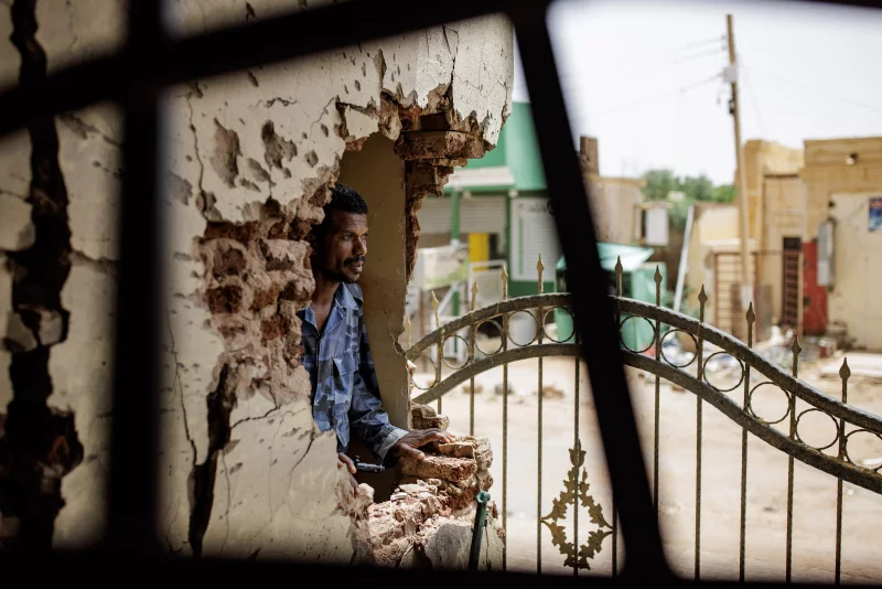 Một cảnh sát kiểm tra thiệt hại do đạn pháo gây ra tại Bệnh viện Phụ sản Omdurman ở Omdurman, Sudan, vào ngày 7/9/2024. Ảnh: NPR