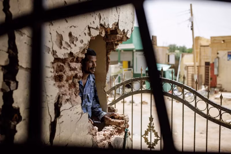 Một cảnh sát kiểm tra thiệt hại do đạn pháo gây ra tại Bệnh viện Phụ sản Omdurman ở Omdurman, Sudan, vào ngày 7/9/2024. Ảnh: NPR