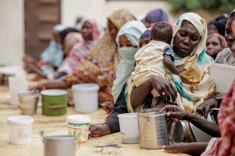 Những người phụ nữ nhận đồ ăn từ Bếp chia sẻ bữa ăn thứ sáu ở Omdurman ngày 6/9/2024. Ảnh: NPR.