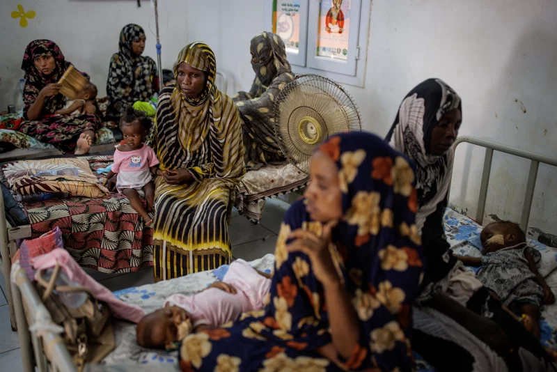 Các bà mẹ bên những đứa con bị suy dinh dưỡng bên trong một trung tâm ở Bệnh viện nhi Port Sudan ngày 3/9. Ảnh: NPR.