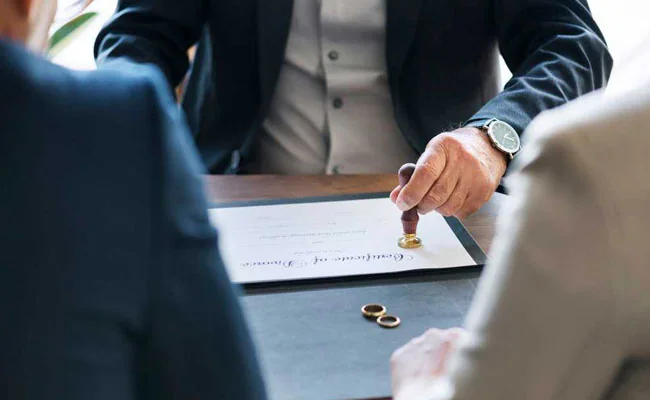 Cap doi ly hon vi mau thuan con trai theo ho me