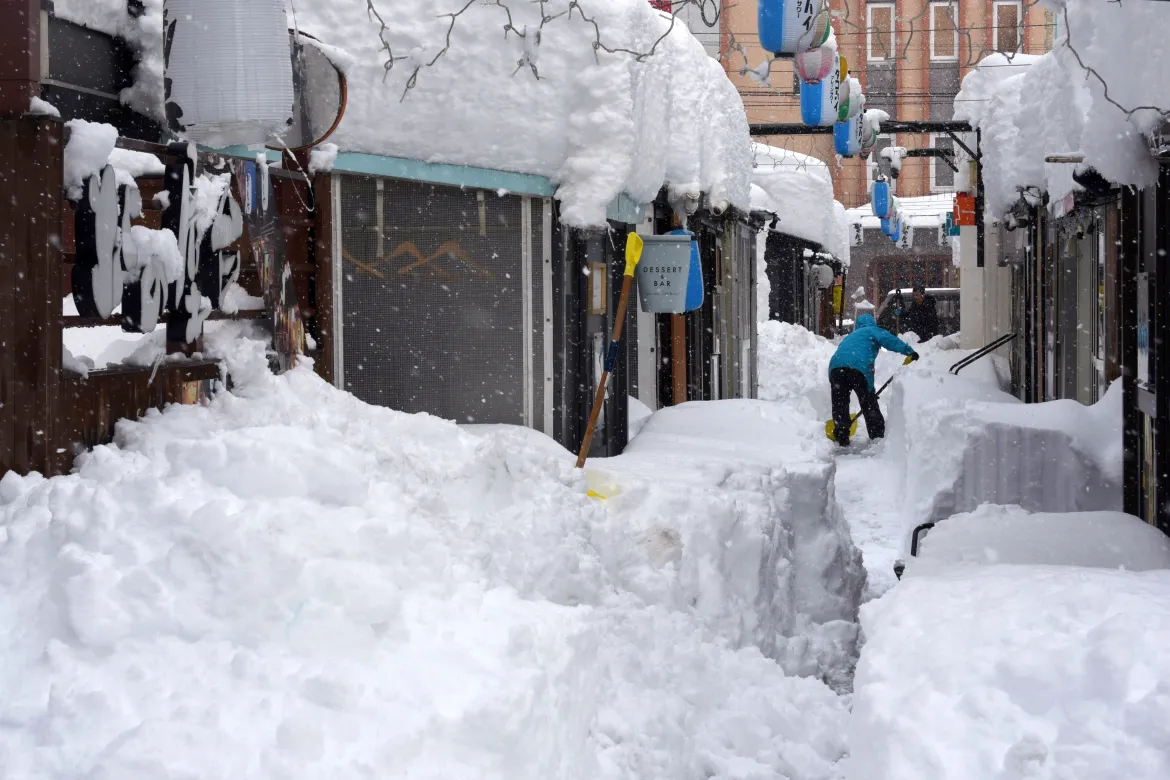 Theo NHK, tính đến trưa 9/2, lượng tuyết rơi trong 6 giờ đã lên tới 16 cm ở thị trấn Minakami, tỉnh Gunma, và 15 cm ở làng Hinoemata, tỉnh Fukushima. Ảnh: EPA.