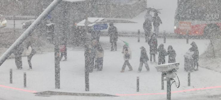 Theo trang Korea Times, chính quyền thành phố Seoul đã huy động 4.926 nhân viên và 1.318 thiết bị để dọn tuyết và kiểm tra đường sá. Ảnh: Cung điện Gyeongbok ở Seoul phủ đầy tuyết trắng ngày 6/2. Ảnh: Yonhap.