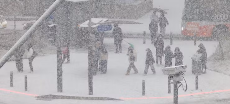 Theo trang Korea Times, chính quyền thành phố Seoul đã huy động 4.926 nhân viên và 1.318 thiết bị để dọn tuyết và kiểm tra đường sá. Ảnh: Cung điện Gyeongbok ở Seoul phủ đầy tuyết trắng ngày 6/2. Ảnh: Yonhap.