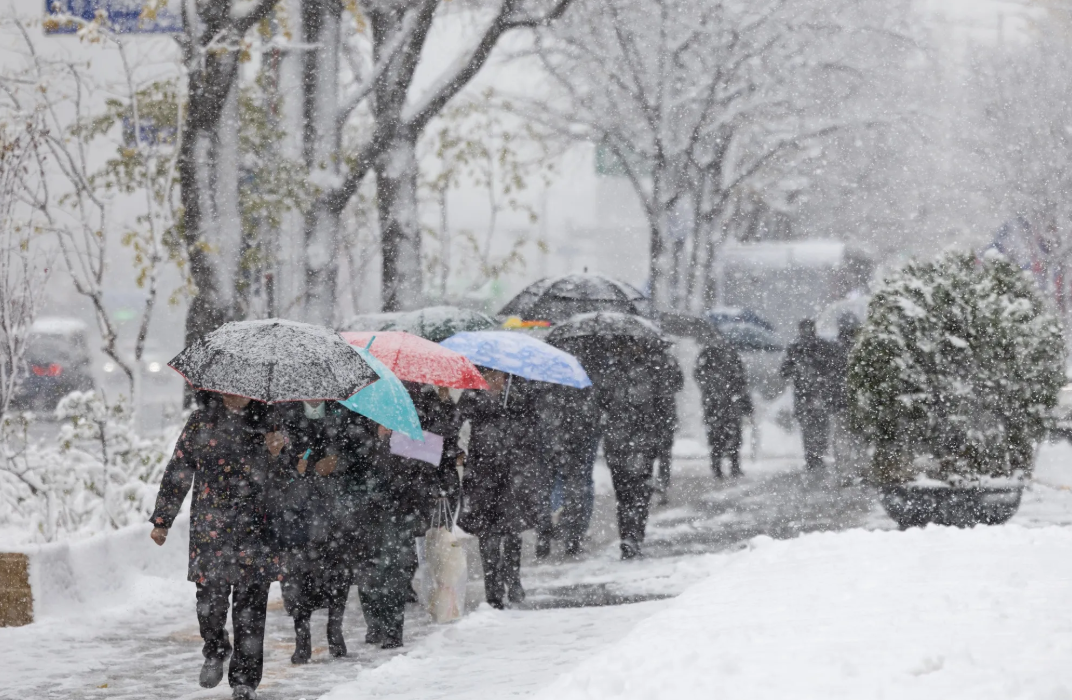 Cơ quan thời tiết khuyến cáo người dân nên thận trọng khi di chuyển vì đường trơn trượt. Ảnh: Bloomberg.