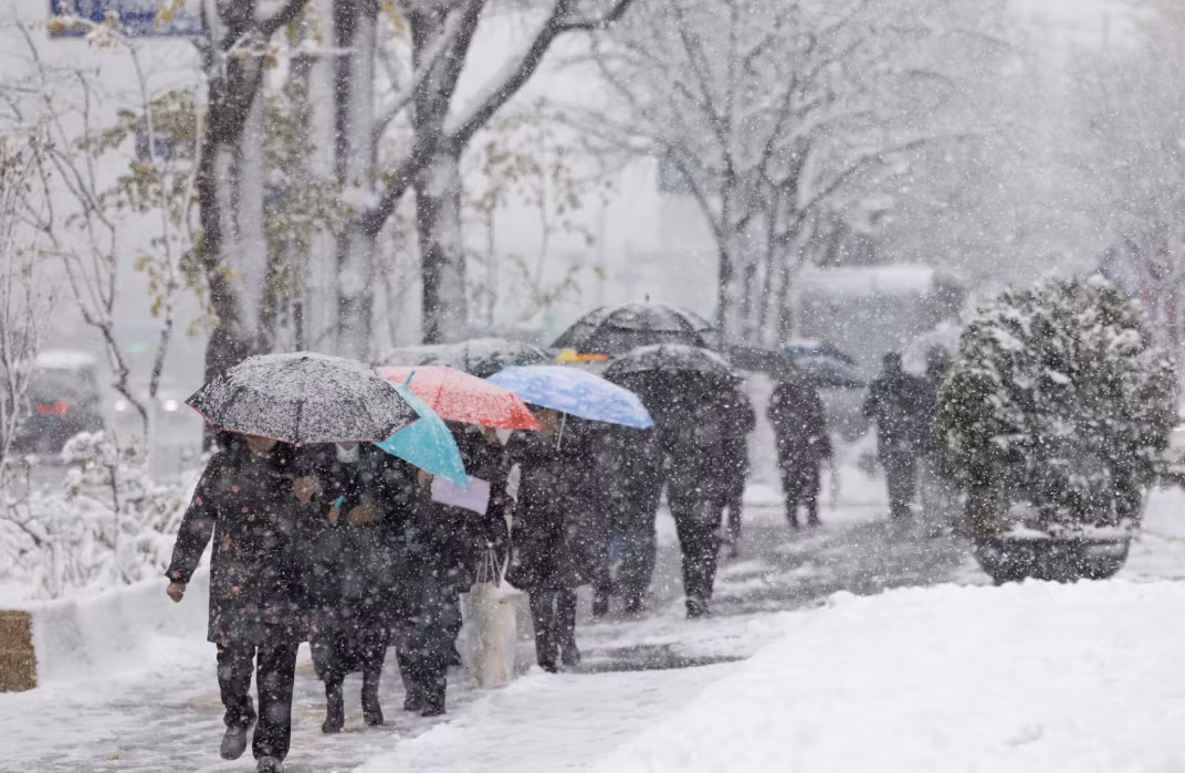 Cơ quan thời tiết khuyến cáo người dân nên thận trọng khi di chuyển vì đường trơn trượt. Ảnh: Bloomberg.