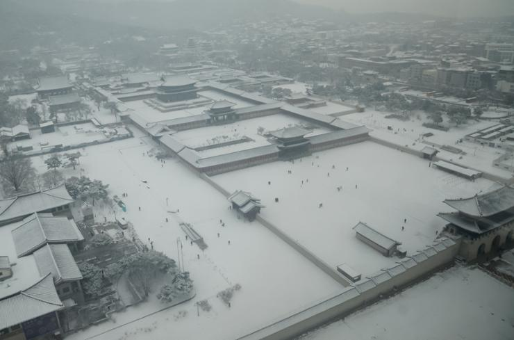 Trong khi đó, thủ đô Seoul của Hàn Quốc cũng hứng chịu trận mưa tuyết lớn hôm 6/2. Ảnh: Yonhap.