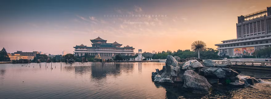 Cảnh hoàng hôn ở khu vực Đại học đường Nhân dân. Đại học đường Nhân dân, còn được gọi là Thư viện Quốc gia của Triều Tiên, là một trong những công trình quan trọng tại Bình Nhưỡng.
