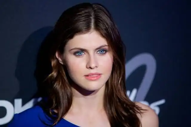 Alexandra Daddario, sinh năm 1986 tại Mỹ, là một trong những nữ diễn viên xinh đẹp nhất Hollywood.