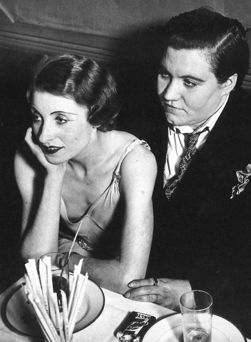 Cặp đôi đồng tính nữ tại Le Monocle, Paris (Pháp), năm 1932.