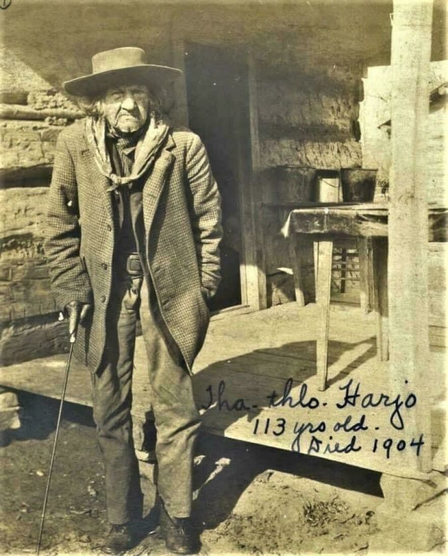 Thathlo Harjo sinh năm 1791, từng chiến đấu trong hai cuộc chiến của người Seminole. Ông qua đời vào năm 1904 ở tuổi 113.