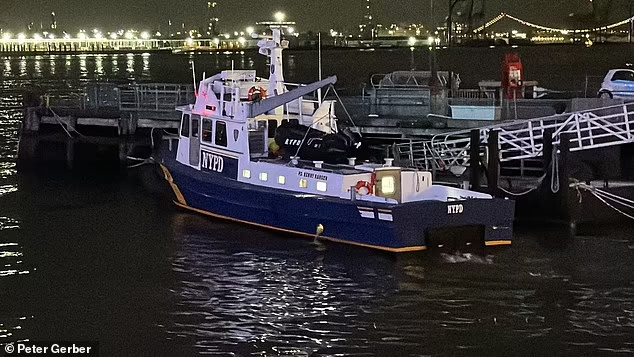 Trước đó, vào tháng 9/2024, cư dân của một khu chung cư ở Long Island kinh hoàng khi phát hiện một thi thể bên trong chiếc vali tại khu vực rừng rậm cạnh đường Nassau ở Huntington, New York. Ảnh: Peter Gerber.