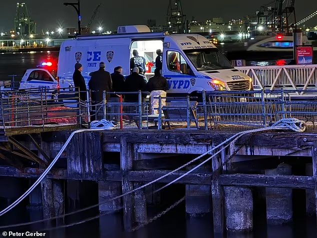 Hình ảnh từ hiện trường cho thấy các nhà điều tra kiểm tra chiếc vali sau khi nó được vớt lên khỏi mặt nước. Không rõ chiếc vali đã nằm dưới sông bao lâu. Cảnh sát vẫn đang mở cuộc điều tra vụ việc. Ảnh: Peter Gerber.