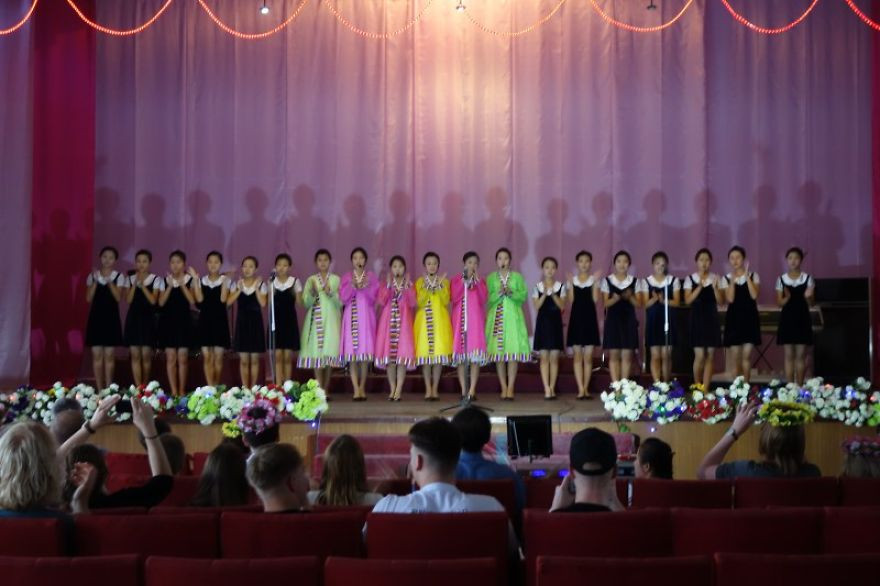 Buổi biểu diễn của các em học sinh.