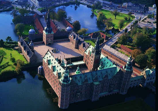 Theo trang nordicexperience.com, chế độ quân chủ đã tồn tại hơn 1 nghìn năm ở Đan Mạch. Trong ảnh là lâu đài Frederiksbrog ở Đan Mạch. Ảnh: NE.