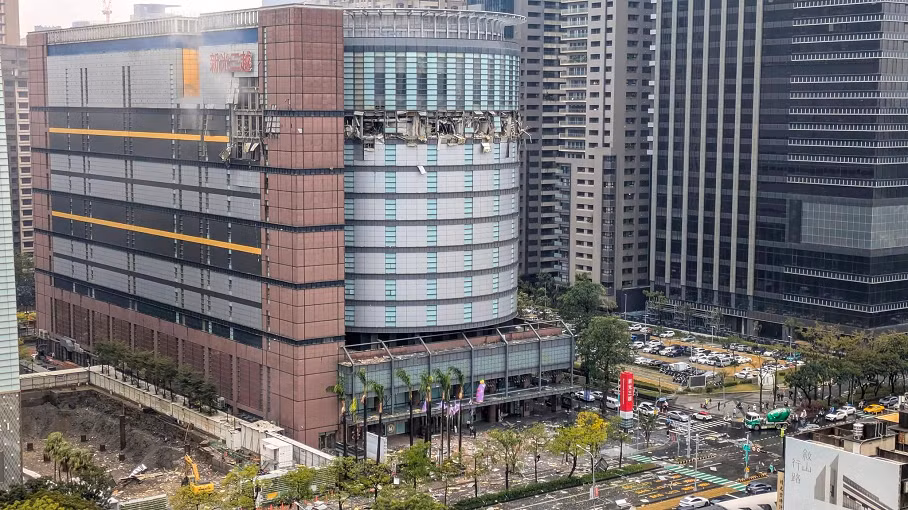 Đài truyền hình địa phương TVBS đưa tin rằng ít nhất 5 người thiệt mạng và 7 người khác bị thương trong vụ nổ nghi là nổ khí gas này. Ảnh: SCMP/FB.