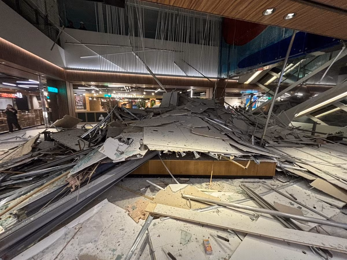 Một video khác cho thấy thiệt hại nghiêm trọng bên trong trung tâm. Ảnh: SCMP/FB.