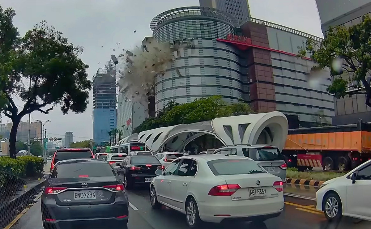 Hai hung hien truong vu no tai trung tam thuong mai o Dai Loan