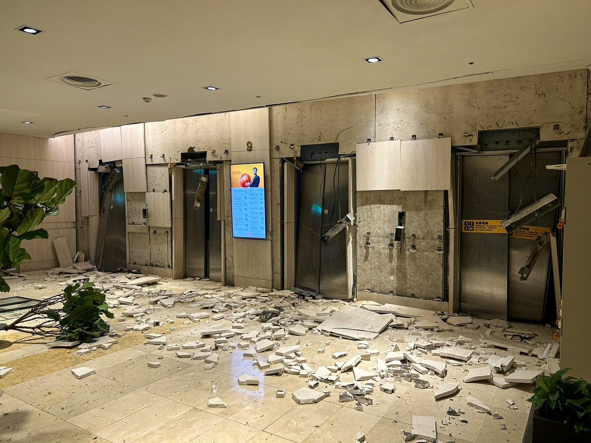 "Lúc đầu, chúng tôi nghĩ đó là động đất. Khi tôi đi xuống cầu thang, tôi thấy mảnh vỡ ở mọi tầng tại lối vào thang máy. Mọi tầng đều bị ảnh hưởng", một phụ nữ, khi đó đang ở tầng 6 của tòa nhà, kể lại với TVBS. Ảnh: SCMP/FB.