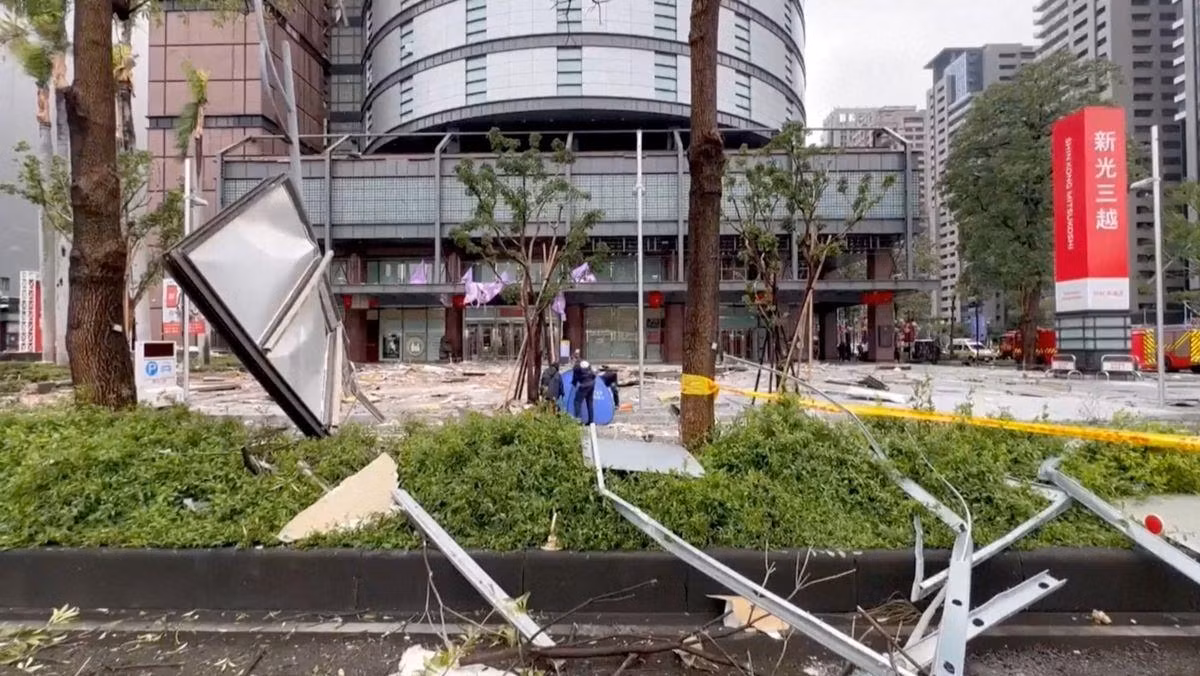 "Có rung lắc và thậm chí giường của tôi cũng rung chuyển. Âm thanh đó kéo dài rất lâu và tôi rất sợ", Liao, người có thể nhìn thấy cửa hàng bách hóa từ nhà mình, cho biết. Ảnh: CTI.