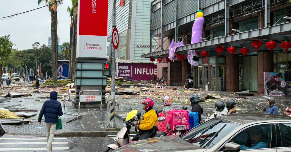 Những đoạn video và hình ảnh được đăng tải trên mạng xã hội cho thấy nhiều mảnh kim loại lớn, tấm ốp và mảnh vỡ nằm rải rác trên vỉa hè bên ngoài trung tâm thương mại và những con phố gần đó. Ảnh: SCMP/FB.