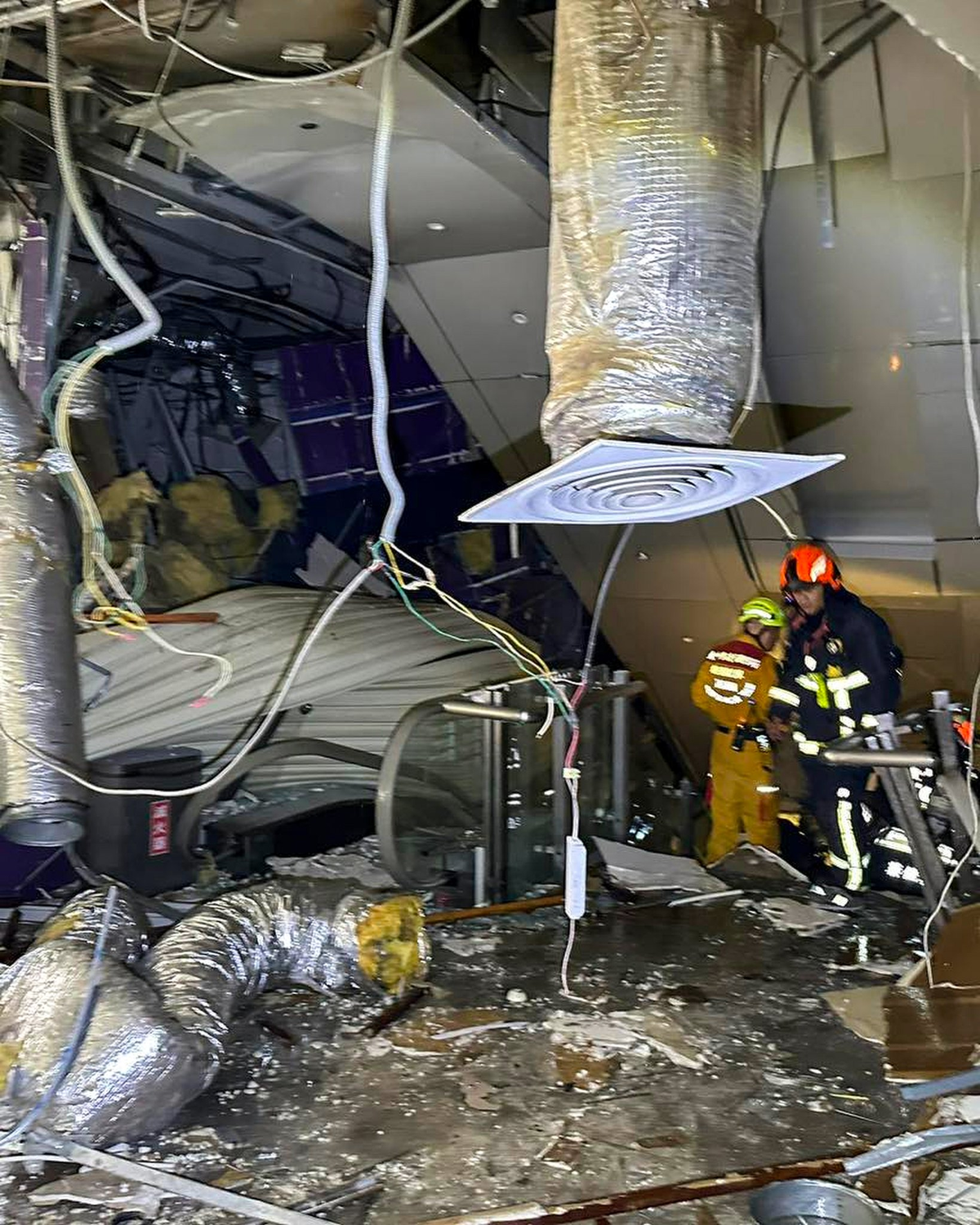 Lực lượng cứu hộ đã nhanh chóng có mặt tại hiện trường để hỗ trợ các nạn nhân. Ảnh: SCMP/FB.