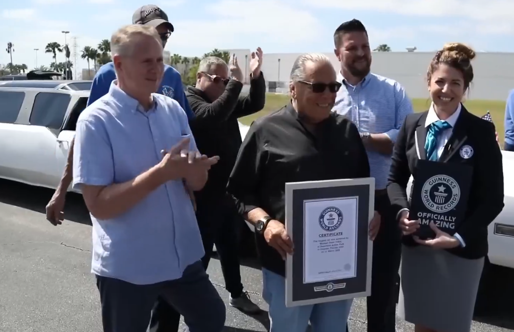 Đây là một chiếc xe trưng bày và bạn có thể chiêm ngưỡng nó ở cự ly gần tại Bảo tàng ô tô Dezerland Park Orlando ở Orlando, Florida, Mỹ.