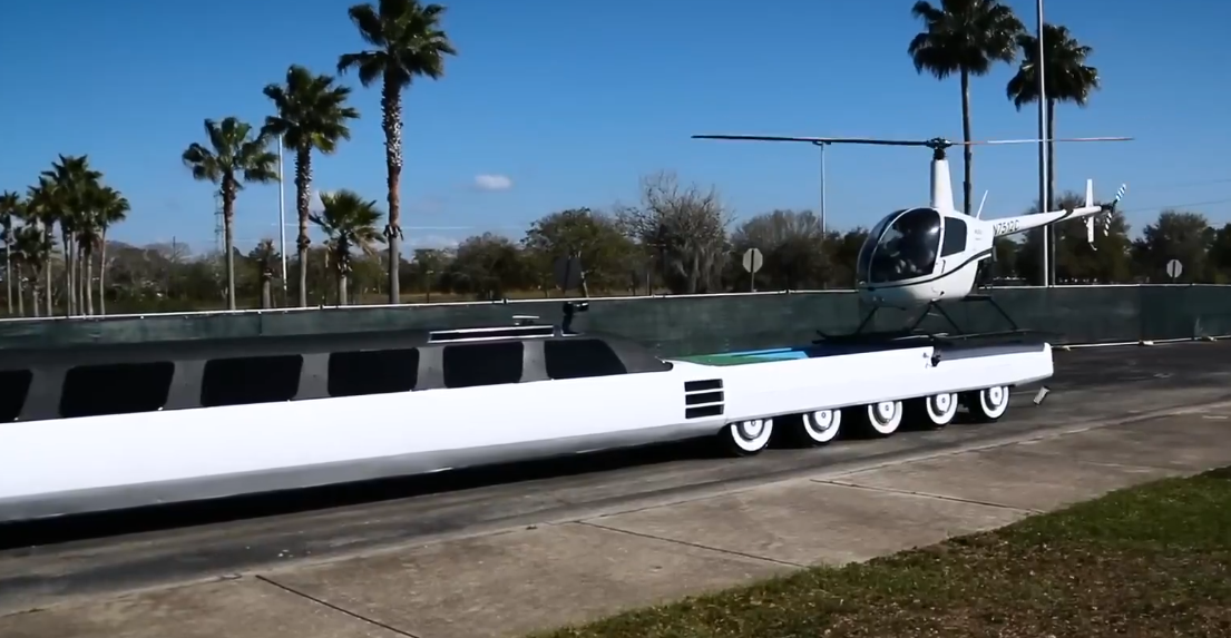 Chiếc limousine siêu dài này có một chiếc giường nước lớn, một hồ bơi hoàn chỉnh với ván nhảy, bồn tắm nước nóng, một sân golf mini và thậm chí cả một bãi đáp trực thăng.