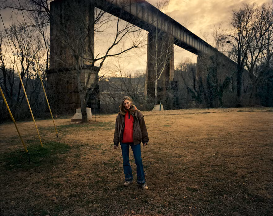 Ruby Ann Smith sống dưới cầu North Avenue, bắc qua Sông North Oconee ở Athens, Georgia. Cô cùng với những người vô gia cư khác dựng trại ngoài trời ở.